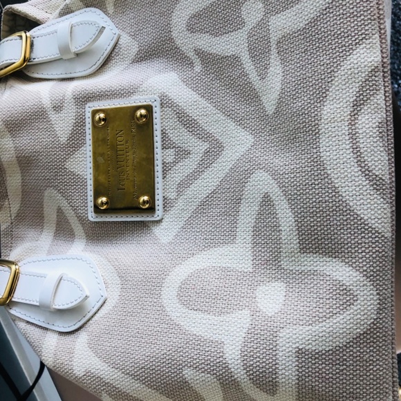 Louis Vuitton Beautiful Handbag - Picture 2 of 8